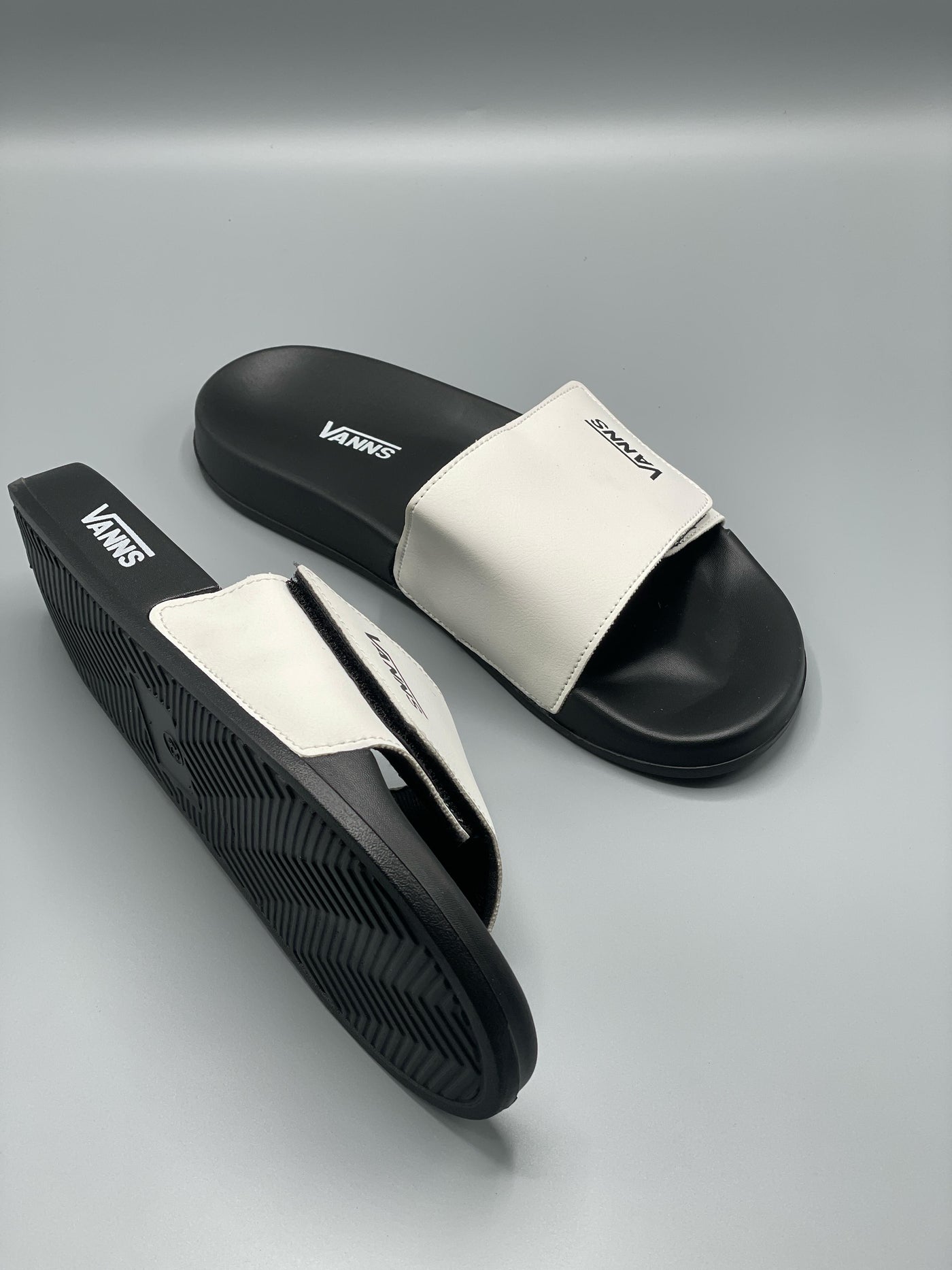 BRAND FOOTWEAR SLIPPERS (white)